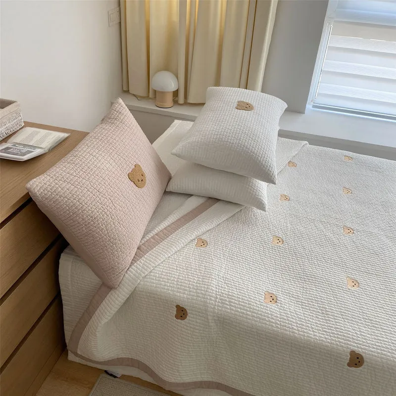 Gepolstertes Steppbett-Set mit gestickten Bärenapplikationen und Nackenrolle