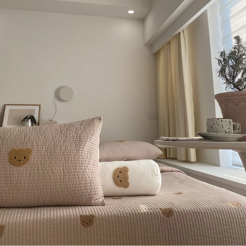 Gepolstertes Steppbett-Set mit gestickten Bärenapplikationen und Nackenrolle
