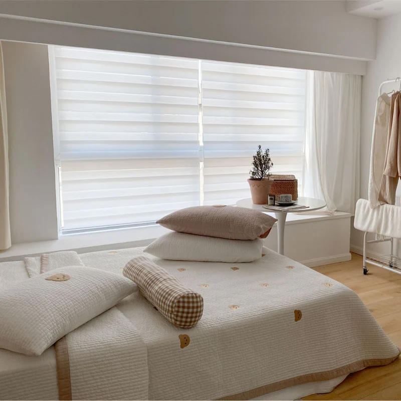 Gepolstertes Steppbett-Set mit gestickten Bärenapplikationen und Nackenrolle