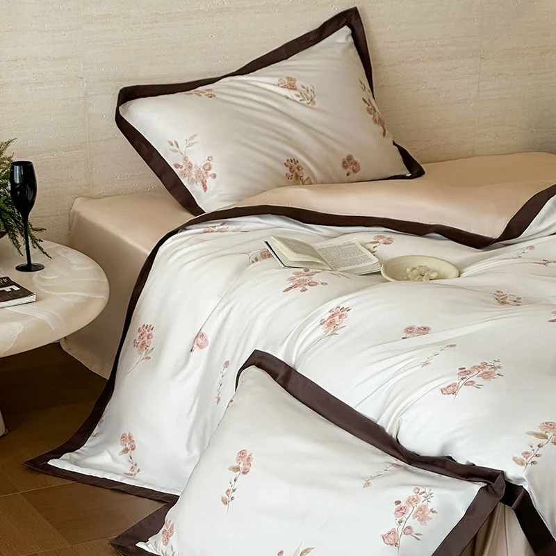 Feines Satin-Bettbezug-Set mit zarter Blumenstickerei und eleganter Paspelierung