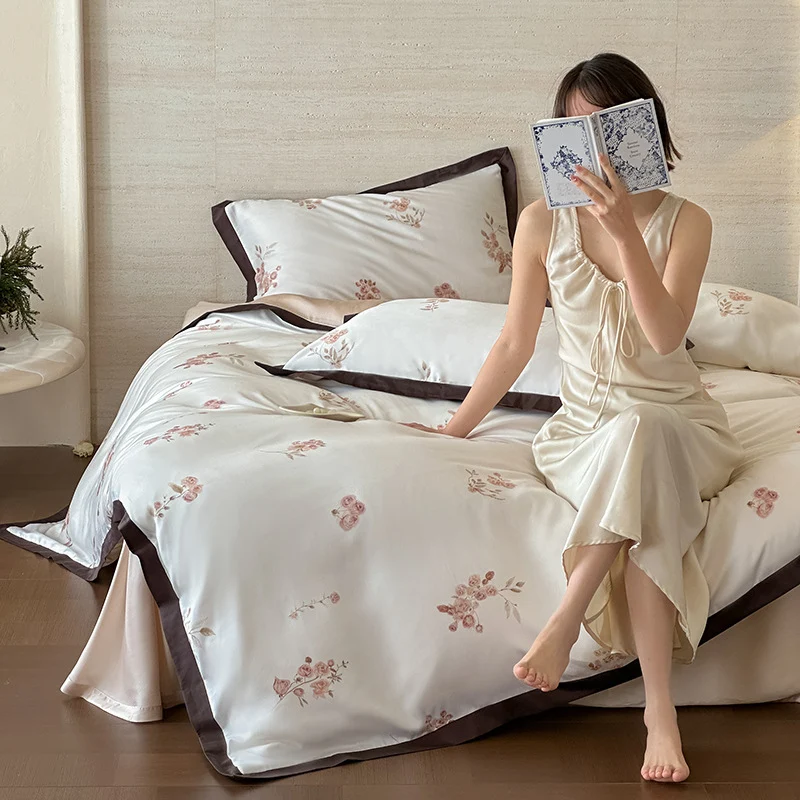 Feines Satin-Bettbezug-Set mit zarter Blumenstickerei und eleganter Paspelierung