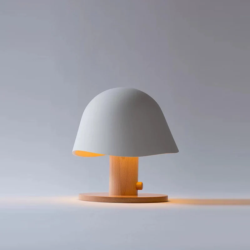 Moderne Tischlampe mit einzigartigem Schirmdesign