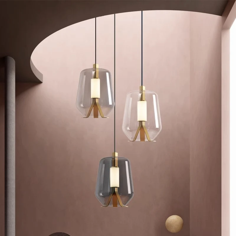 Moderne Tischlampe mit transparentem Glas-Schirm