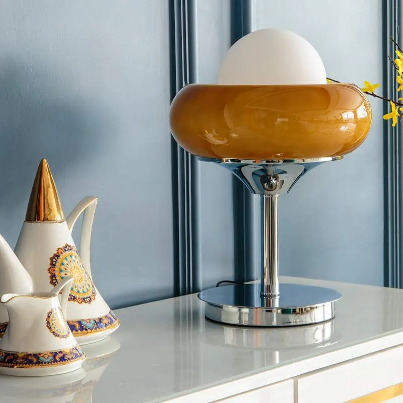 Moderne Tischlampe mit schlankem Metallfuß und sanftem Leuchtenschirm