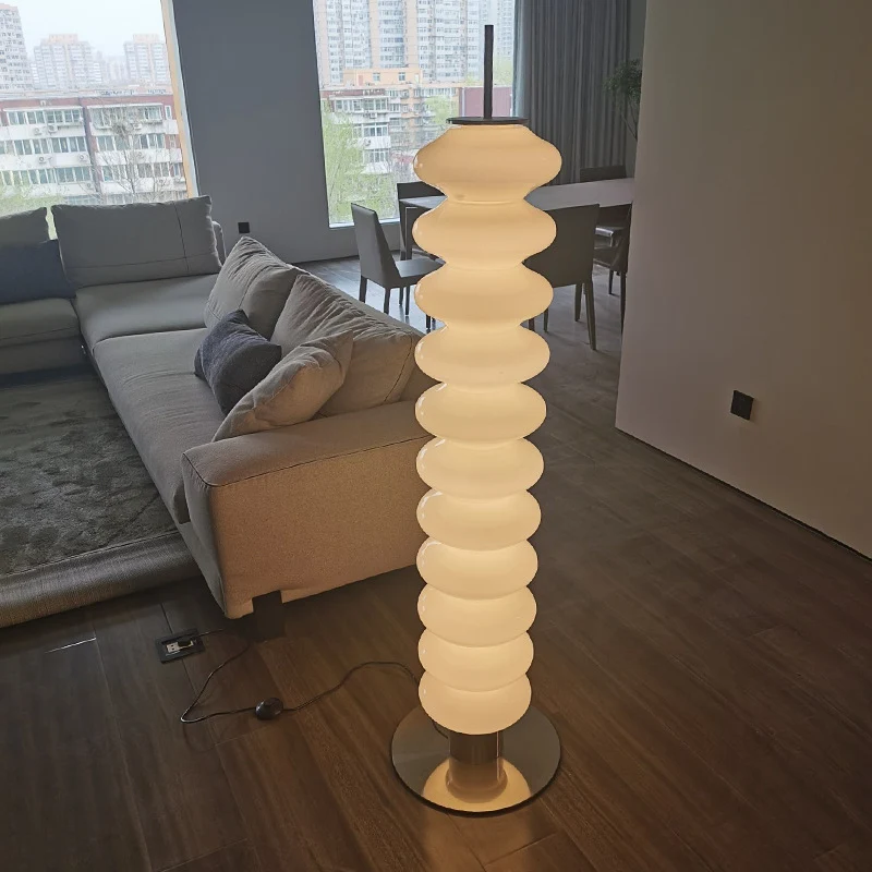 Moderne Tischlampe mit skulpturalem Design
