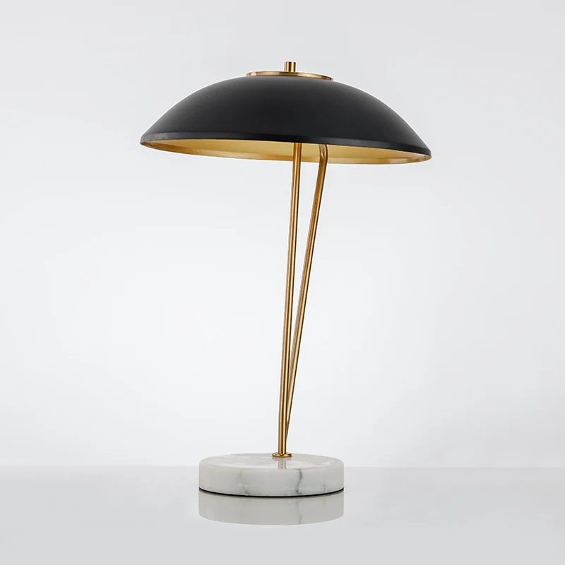 Moderne Tischlampe mit geometrischem Sockel