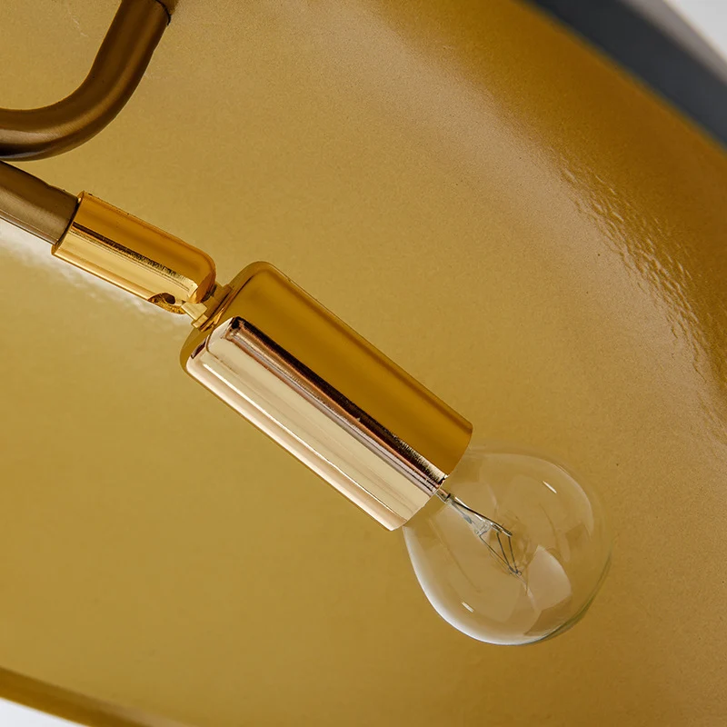 Moderne Tischlampe mit geometrischem Sockel
