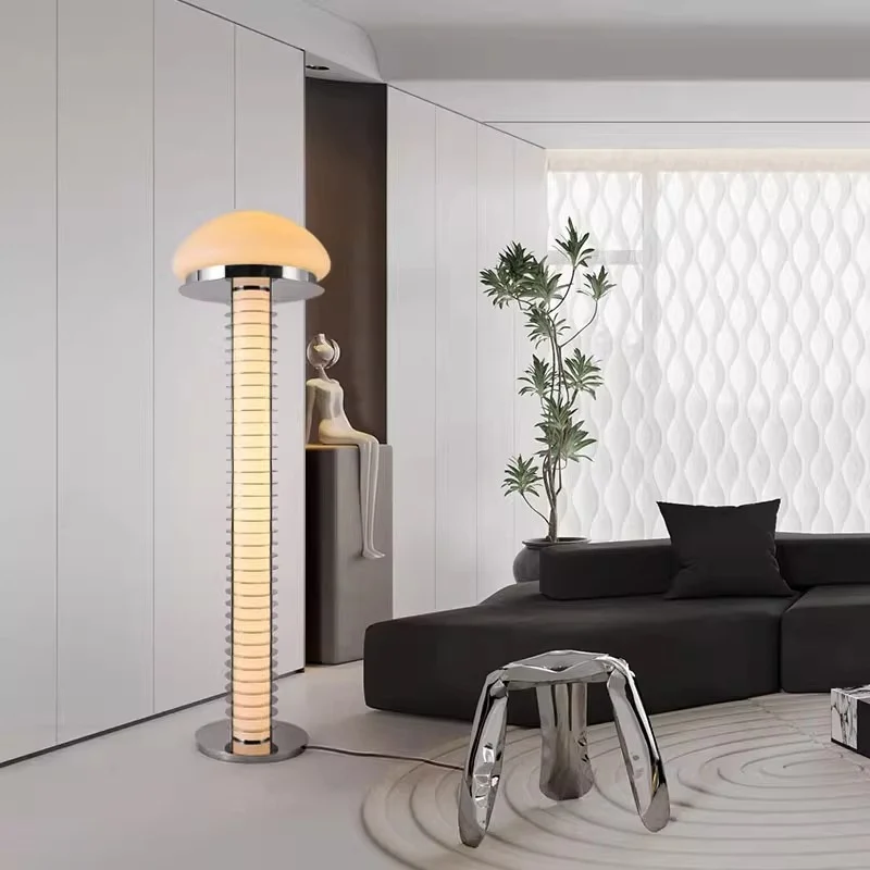Moderne Tischlampe mit Kuppel-Schirm und sleekem Sockel