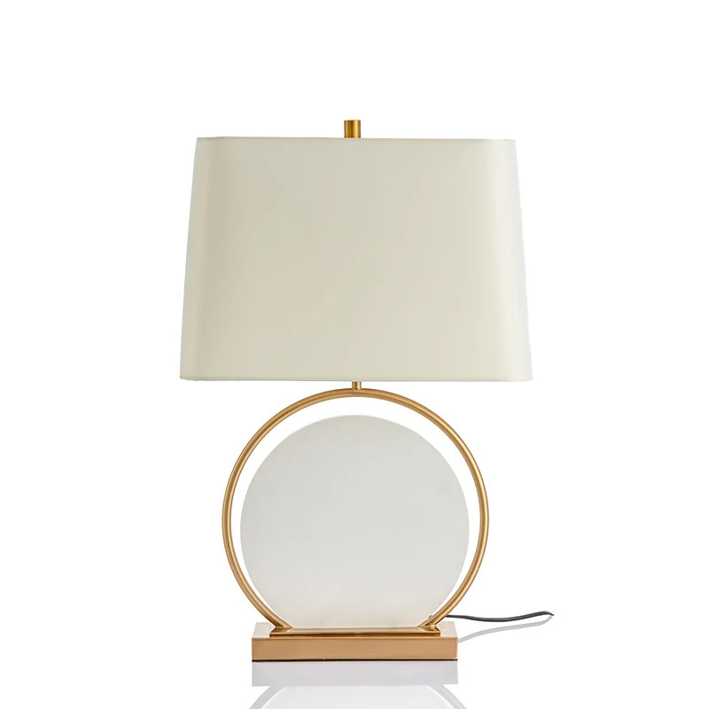Moderne Tischlampe mit runder Basis und Stoffschirm