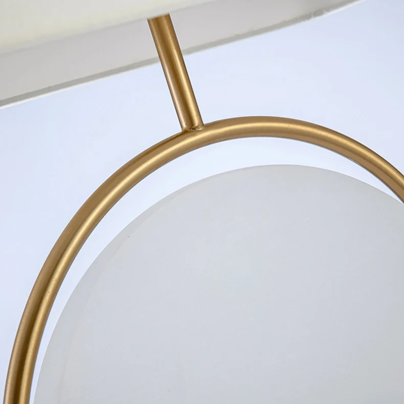 Moderne Tischlampe mit runder Basis und Stoffschirm
