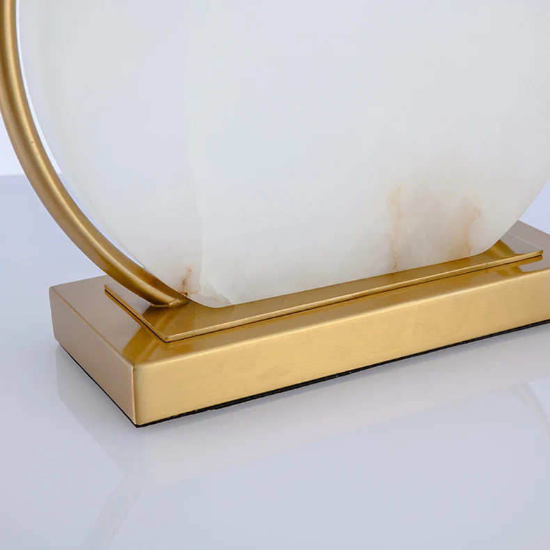 Moderne Tischlampe mit runder Basis und Stoffschirm