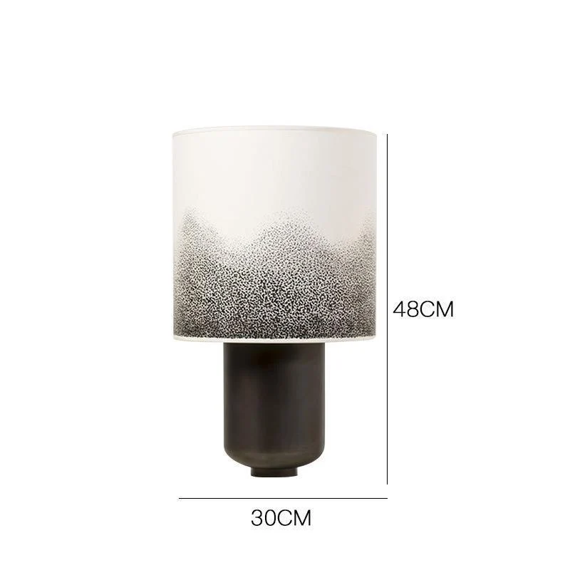 Moderne Tischlampe mit künstlerischem Schirm