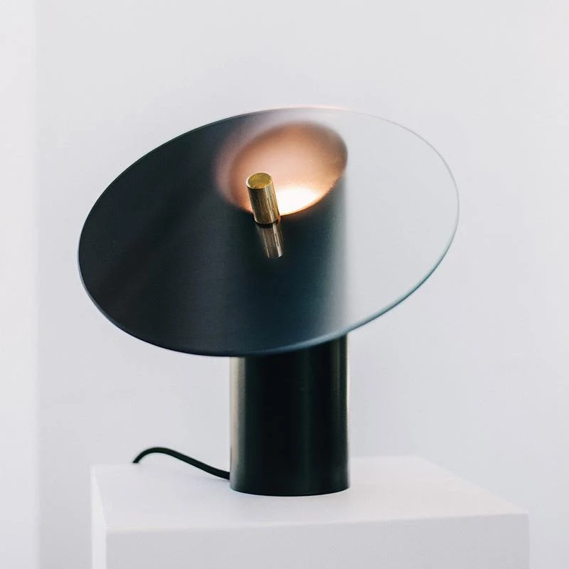 Moderne Tischlampe mit verstellbarem Schirm