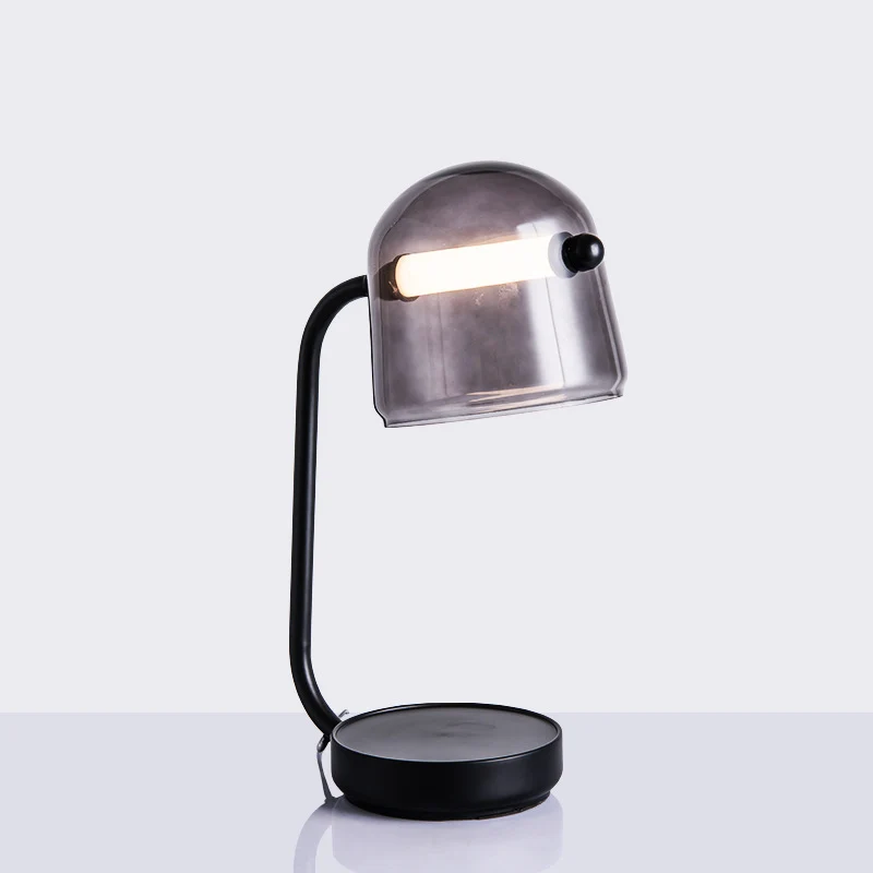 Moderne Tischlampe mit verstellbarem Schirm