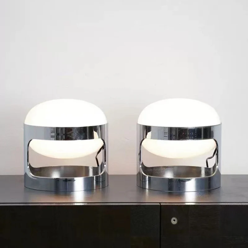 Moderne stilvolle Tischlampe mit Chromfuß