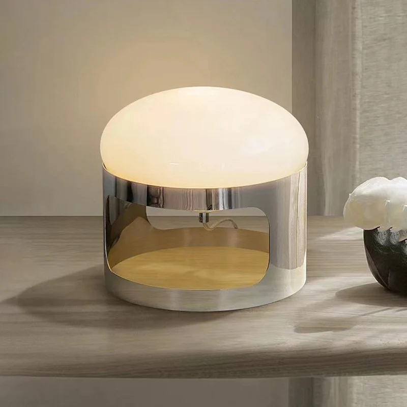 Moderne stilvolle Tischlampe mit Chromfuß