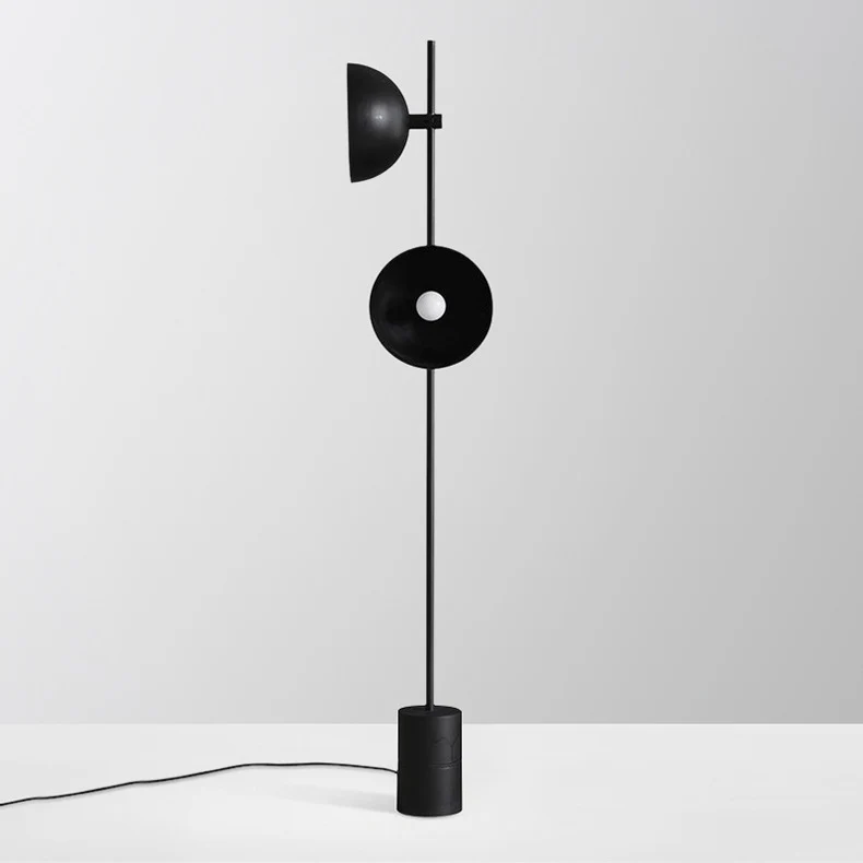 Moderne Schlanke Stehlampe mit verstellbarem Schirm