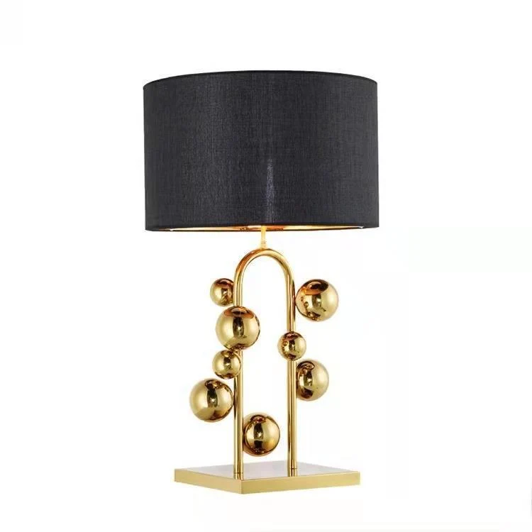 Moderne Skulpturale Tischlampe mit geometrischem Design