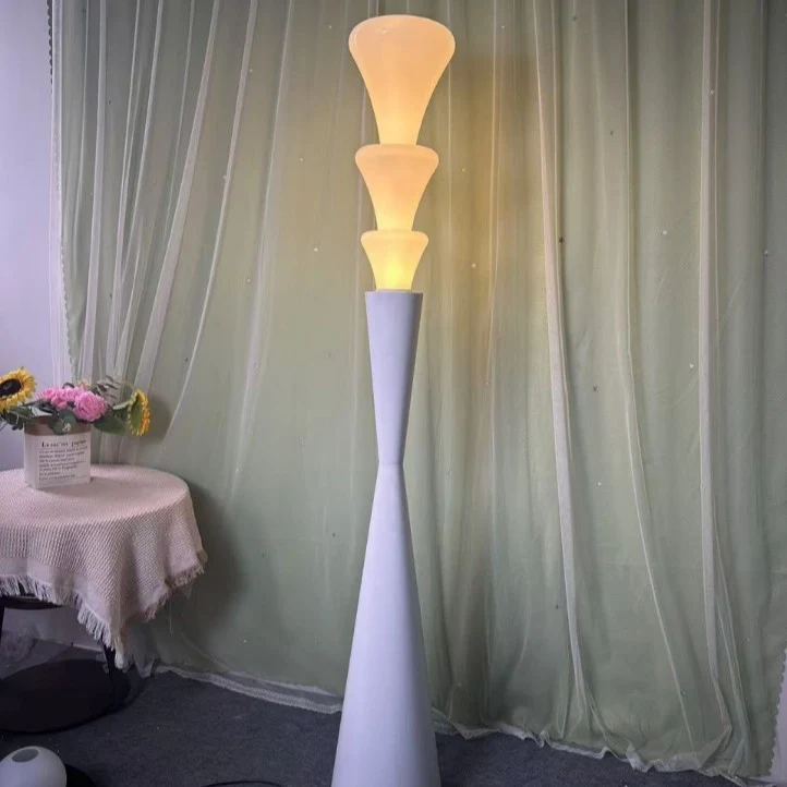 Moderne Skulpturale Stehlampe mit Kegel-Design
