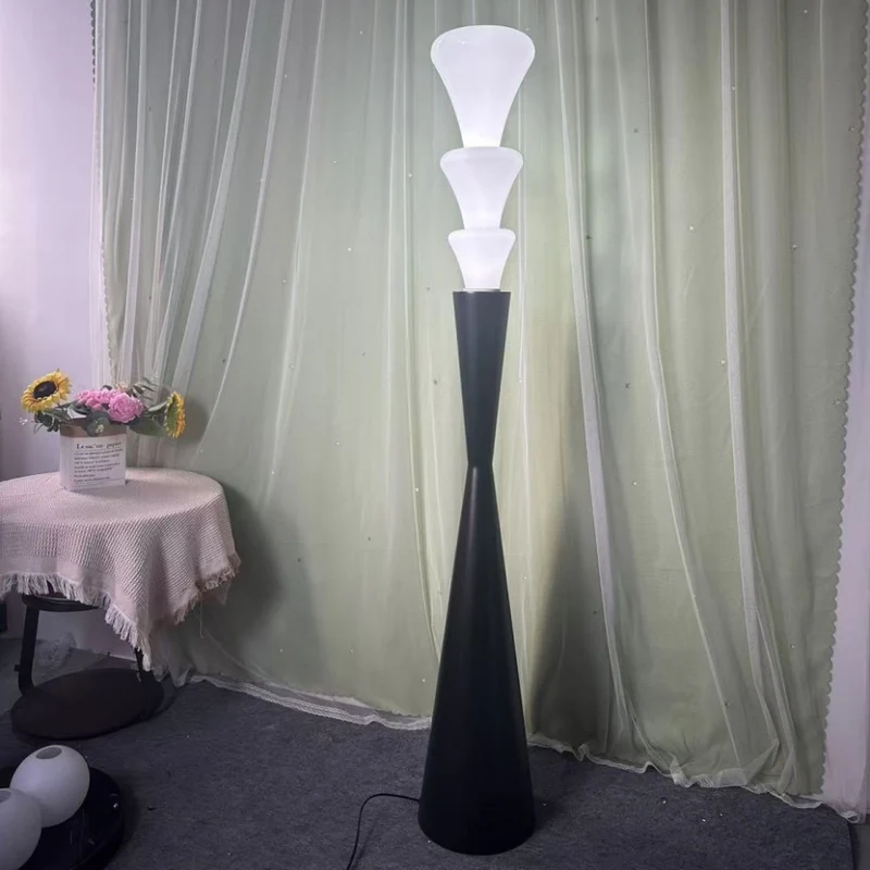 Moderne Skulpturale Stehlampe mit Kegel-Design