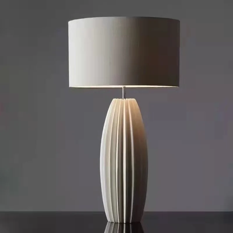 Texturierte skulpturale Tischlampe