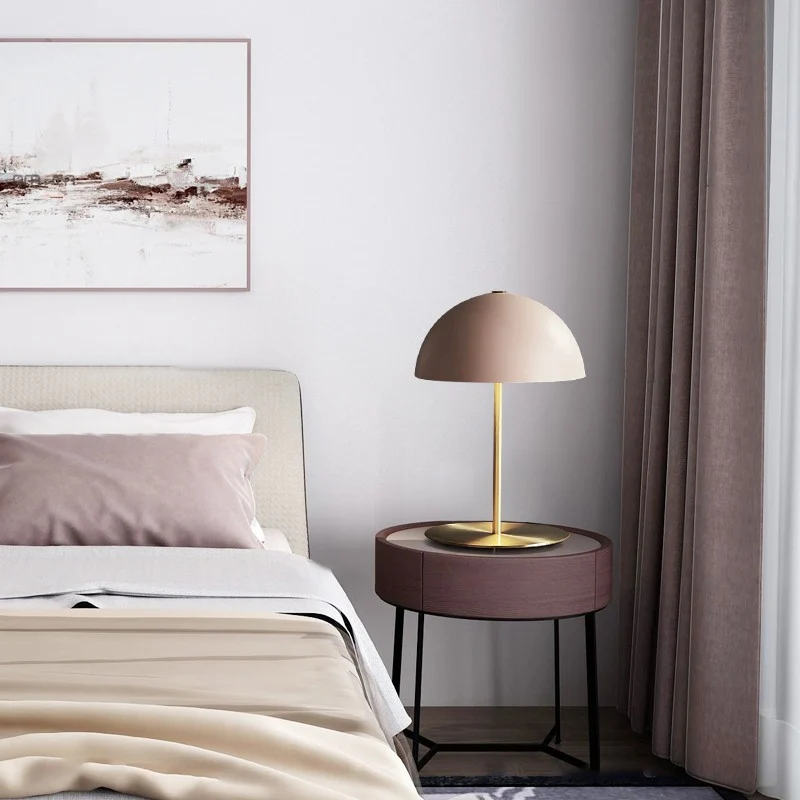 Moderne Minimalistische Tischlampe mit goldener Basis