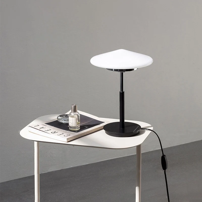 Moderne Minimalistische Tischlampe mit geometrischem Schirm