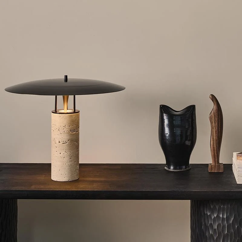 Moderne Minimalistische Tischlampe mit geometrischem Sockel