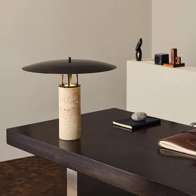 Moderne Minimalistische Tischlampe mit geometrischem Sockel