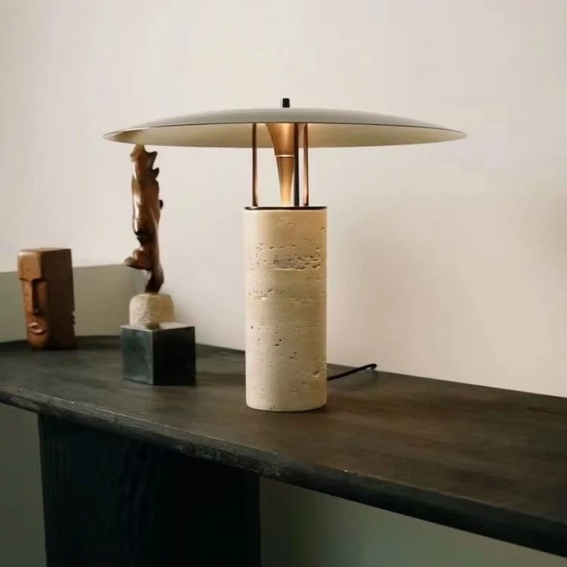 Moderne Minimalistische Tischlampe mit geometrischem Sockel