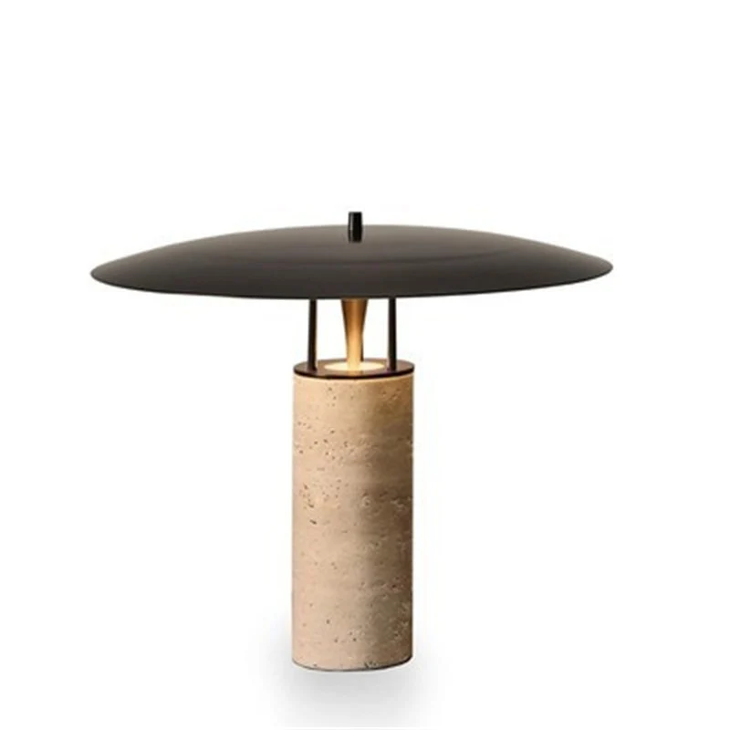 Moderne Minimalistische Tischlampe mit geometrischem Sockel