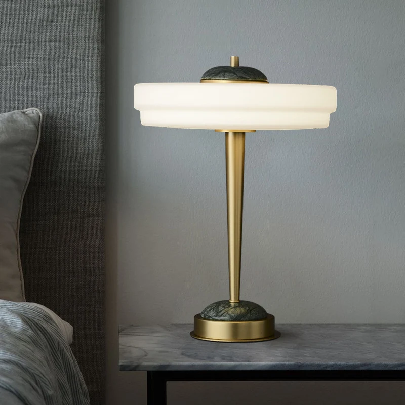Moderne Minimalistische Tischlampe mit elegantem Globus-Design