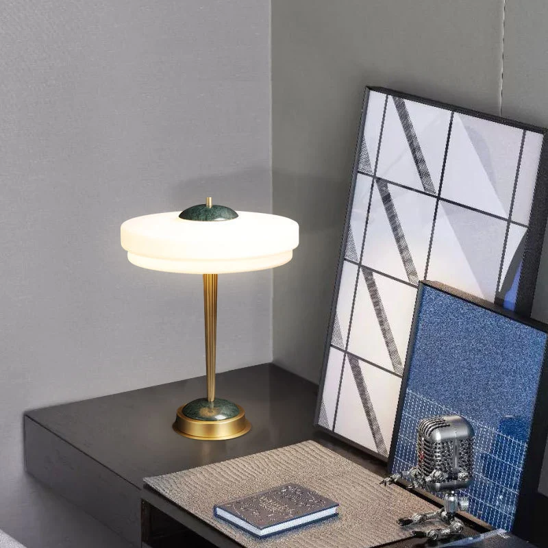 Moderne Minimalistische Tischlampe mit elegantem Globus-Design