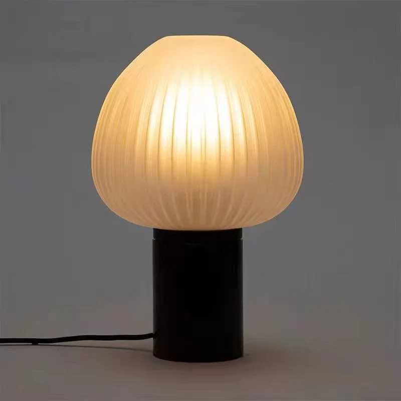 Moderne Skulpturierte Tischlampe