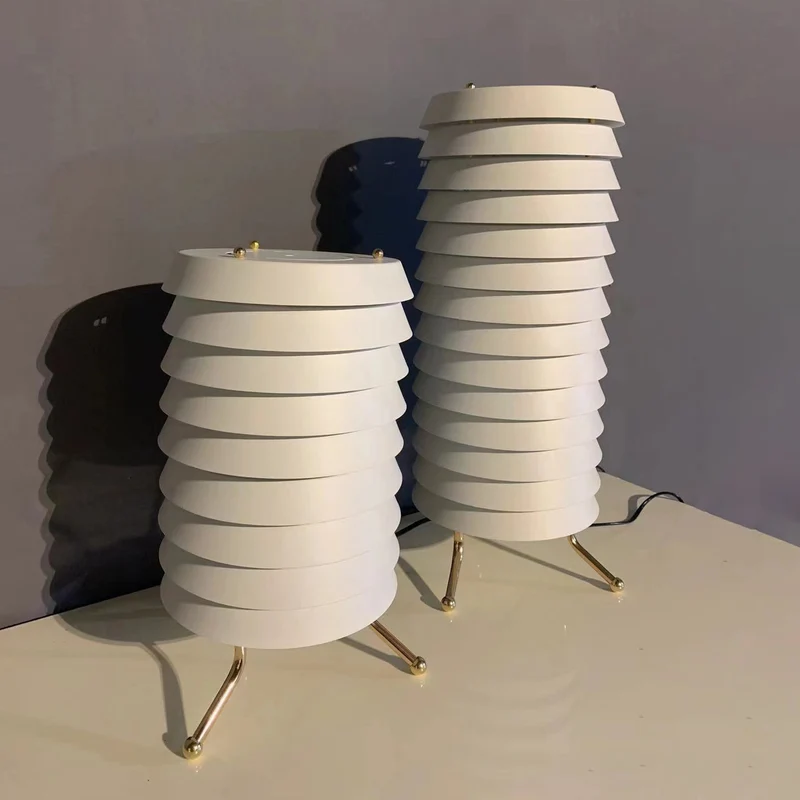 Moderne gewellte Tischlampe