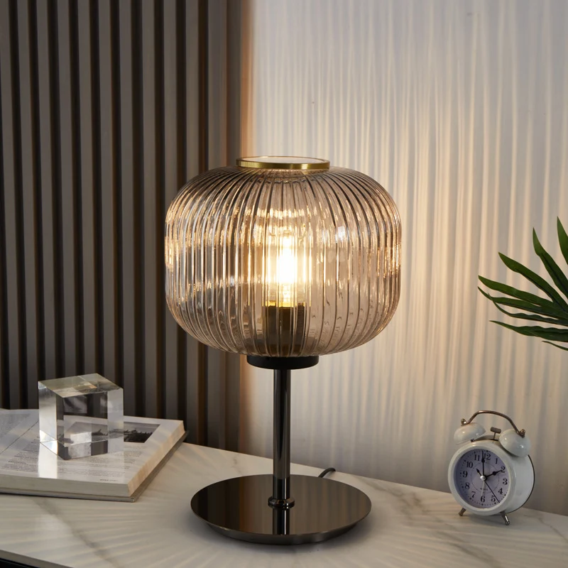 Moderne gerippte Tischlampe
