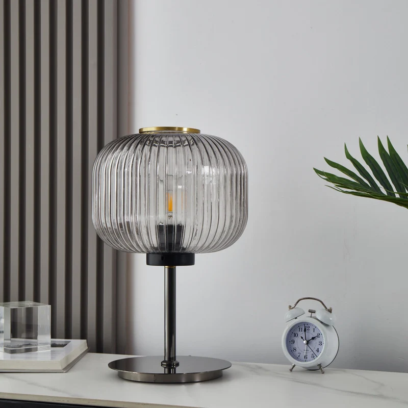 Moderne gerippte Tischlampe