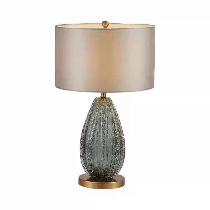 Texturierte Glas-Tischlampe mit elegantem Metallschirm