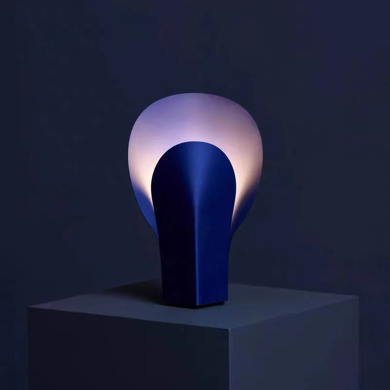 Moderne Minimalistische Tischlampe mit elegantem, geschwungenem Schirm