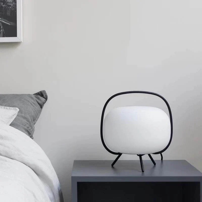 Moderne Minimalistische Tischlampe mit elegantem geschwungenem Design