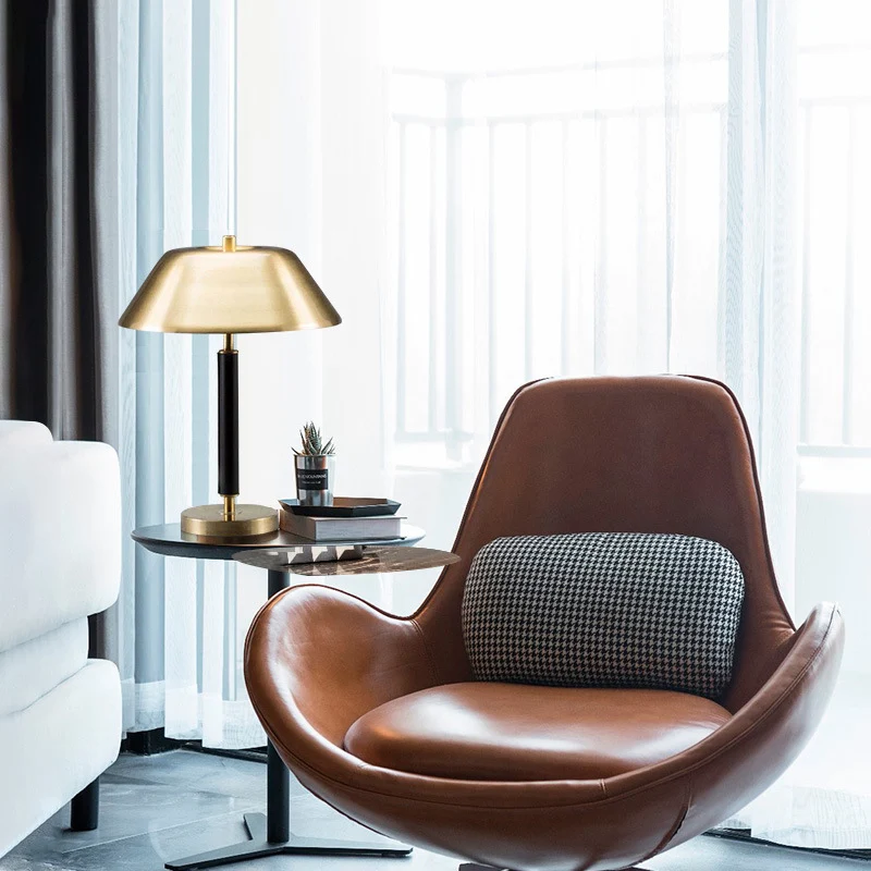 Moderne Minimalistische Tischlampe mit verstellbarem Schirm
