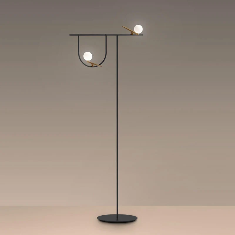 Moderne Multifunktionale Stehlampe mit integriertem Beistelltisch