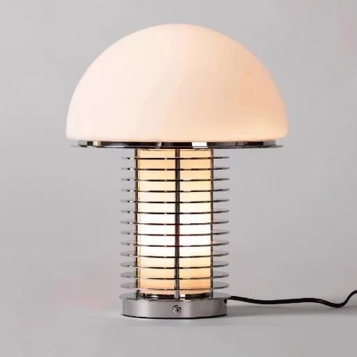 Stilvolle moderne Tischlampe mit dekorativem Metallsockel