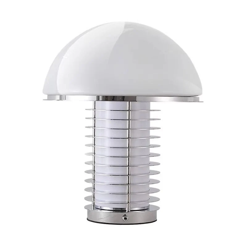 Stilvolle moderne Tischlampe mit dekorativem Metallsockel