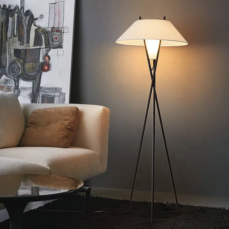 Moderner Minimalistischer Dreibein Stehlampe