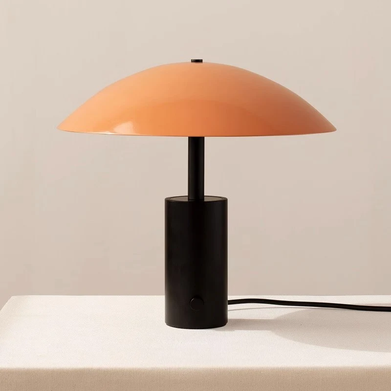 Moderne Minimalistische Tischlampe mit schlankem Design