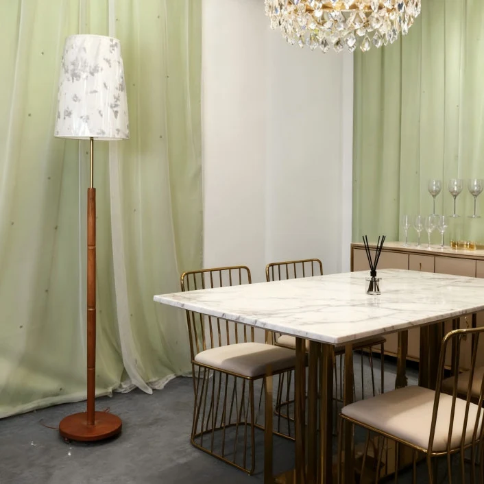 Stilvolle Stehlampe mit einzigartigem Stoffschirm