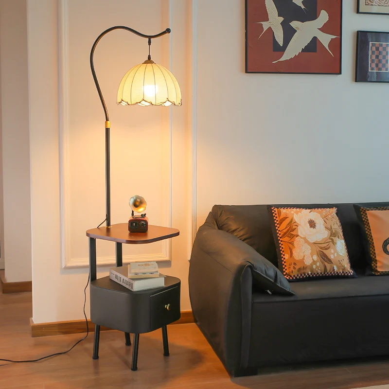 Stilvolle Stehlampe mit integriertem Beistelltisch