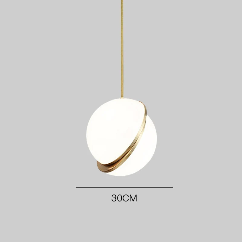 Moderner minimalistischer Pendelleuchte mit eleganten goldenen Akzenten