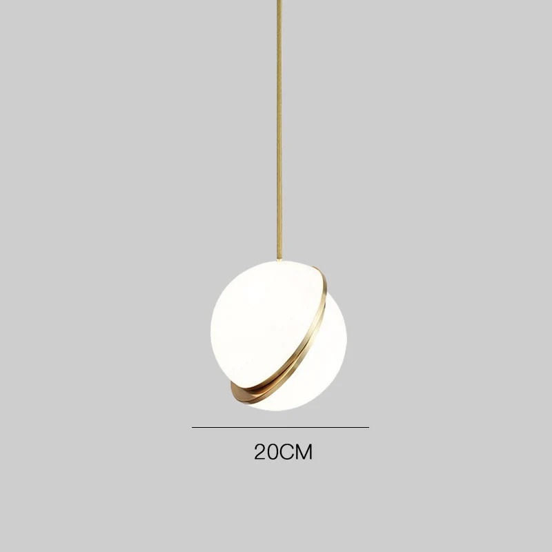 Moderner minimalistischer Pendelleuchte mit eleganten goldenen Akzenten